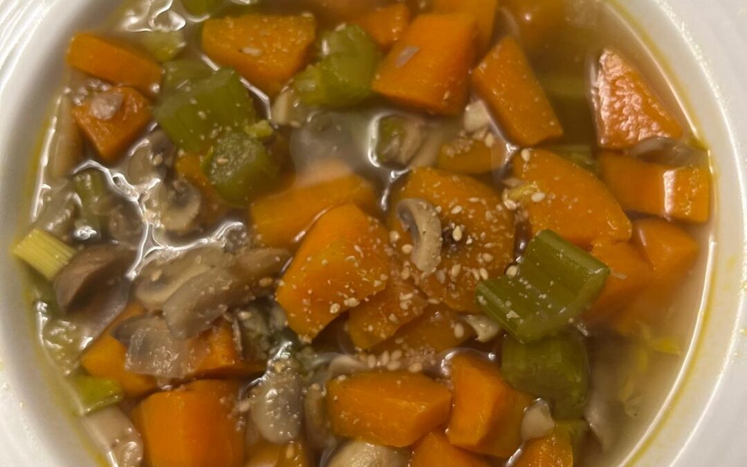 Un plat de légumes et de patate douce