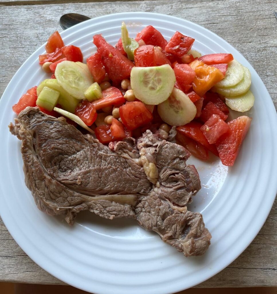 Assiette salade et viande