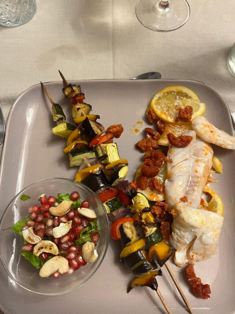 Assiette avec le cabillaud au chorizo